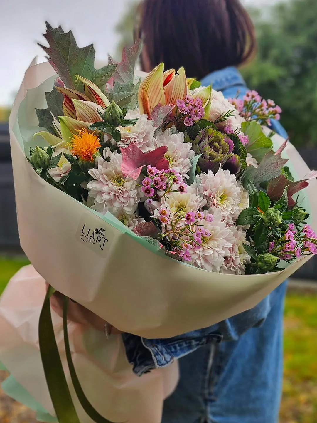 Gaišs pušķis ar krizantēmām, amarilliem un rudens lapām